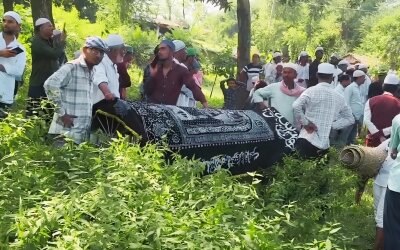 Ditolak Lewati Desa Hindu, Jenazah Muslim di Bihar Dibawa Menyeberangi Sungai
