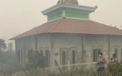 Karhutla Tinggal Sejengkal dari Masjid Baiturrahman Kubu Raya, Petugas Bergerak Cepat Selamatkan Rumah Ibadah