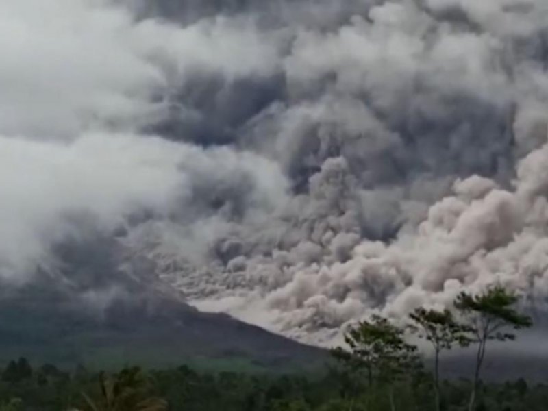 Jepang cabut peringatan tsunami yang dipicu erupsi Gunung Semeru