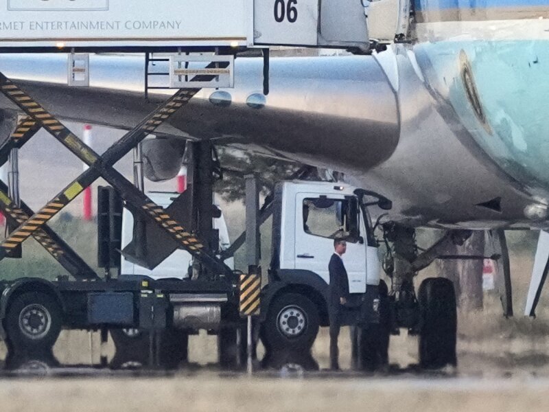 Trump Akui Kabur Menggunakan Truk Katering untuk Pindah Pesawat