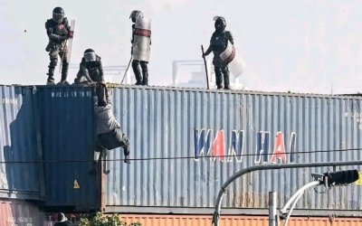 Polisi Pakistan Dorong Demonstran yang Sedang Shalat di Atas Kontainer 7 Meter