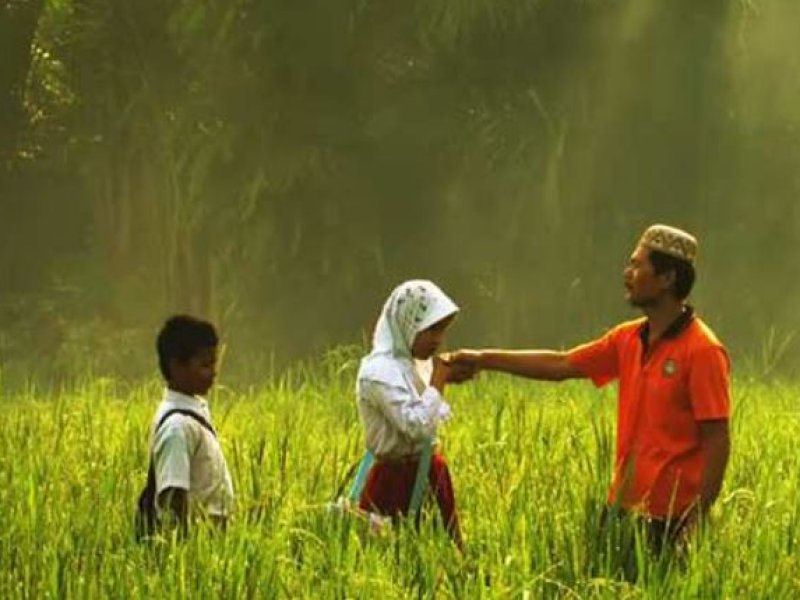 Keutamaan Berbakti Kepada Orang Tua