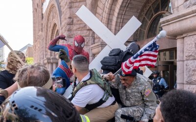 Spiderman Hantam Pembakar Al Quran di Tengah Demo Minneapolis