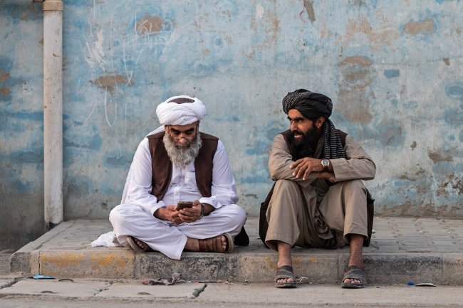 Internet Dibuka Kembali, Tapi IIA Batasi Akses Media Sosial