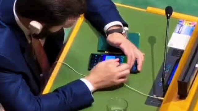 Viral! Usai Serukan Suriah Bangkit, Asy Syaraa Terekam Scroll Instagram