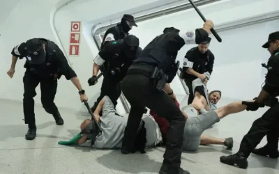 Ironi! Lolos dari Kekejaman “Israel”, Aktivis Sumud Flotilla Dihajar Polisi Spanyol