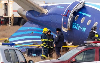 Azerbaijan Airlines Mengatakan Kecelakaan Pesawat Disebabkan oleh “Gangguan Eksternal”