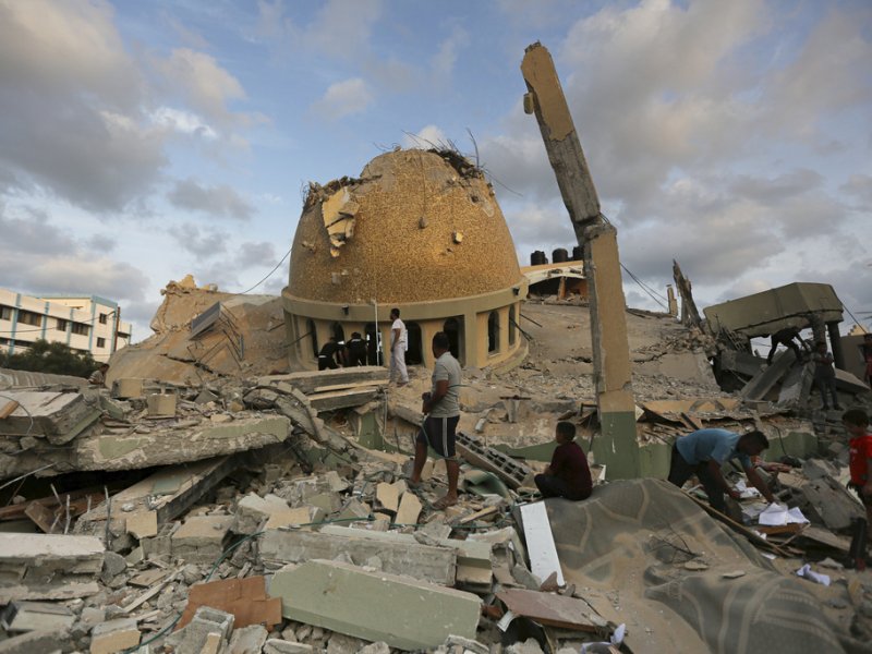 Ketika "Israel" mengebom Masjid yang menjadi tempat berlindung keluarga-keluarga Palestina