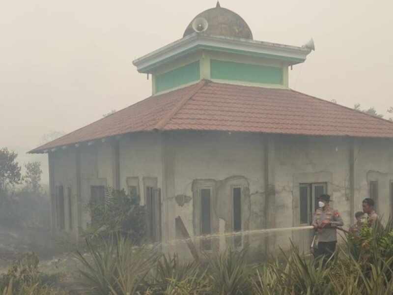 Karhutla Tinggal Sejengkal dari Masjid Baiturrahman Kubu Raya, Petugas Bergerak Cepat Selamatkan Rumah Ibadah