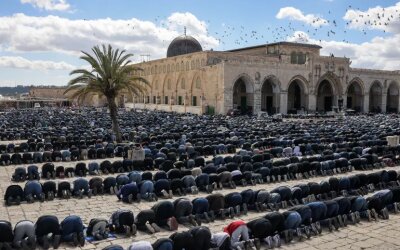 100 Ribu Warga Palestina Terjang Barikade 'Israel' Demi Shalat di Al-Aqsha