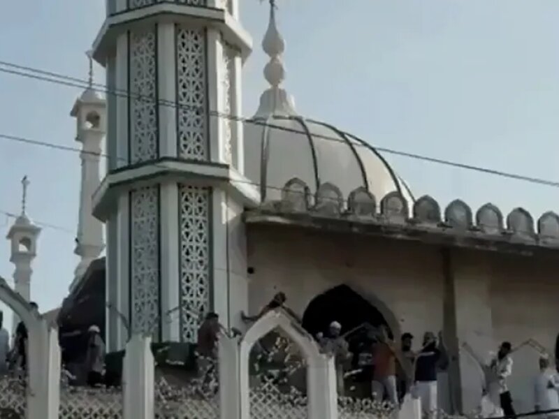 Sambil Menangis, Muslim India Bongkar Sebagian Masjid Berusia 600 Tahun