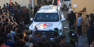 Pertukaran Tahanan Dimulai, Hamas Serahkan 7 Tahanan “Israel” dalam Kesepakatan Thufan Al-Aqsha