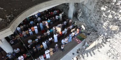 Setelah Dua Tahun, Warga Gaza Kembali Gelar Salat Jumat di Atas Reruntuhan Masjid