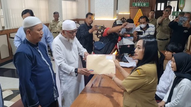 Ustadz Abu Bakar Ba&#8217;asyir datangi Balai Kota Solo titip surat untuk para Capres