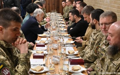 Presiden Ukraina Buka Puasa dengan Tentara Muslimnya