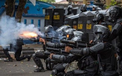 Demo Pati: Masjid Agung dan Ambulans Jadi Sasaran Gas Air Mata
