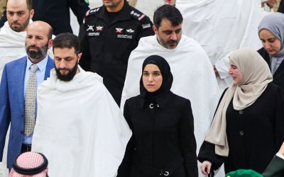 Istri Ahmad asy Syaraa Jadi Sorotan Kamera di Masjidil Haram, Siapakah Dia?