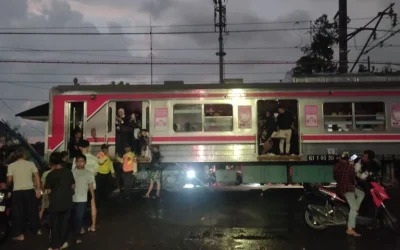 Tiga Kali Ledakan, KRL Duri–Tangerang Mendadak Berhenti di Perlintasan Rawa Buaya